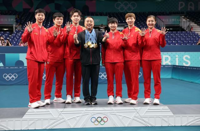 1745401329712087051.jpg 图片1 2024巴黎奥运会乒乓球项目女团金牌赛 刘国梁 新华社 图片2_副本.jpg
